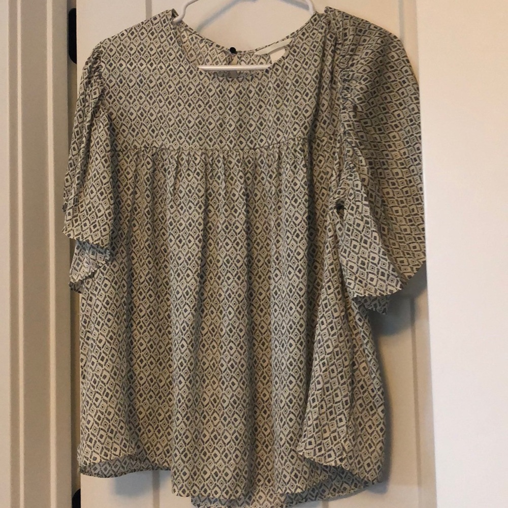 Short flowy sleeve shirt.